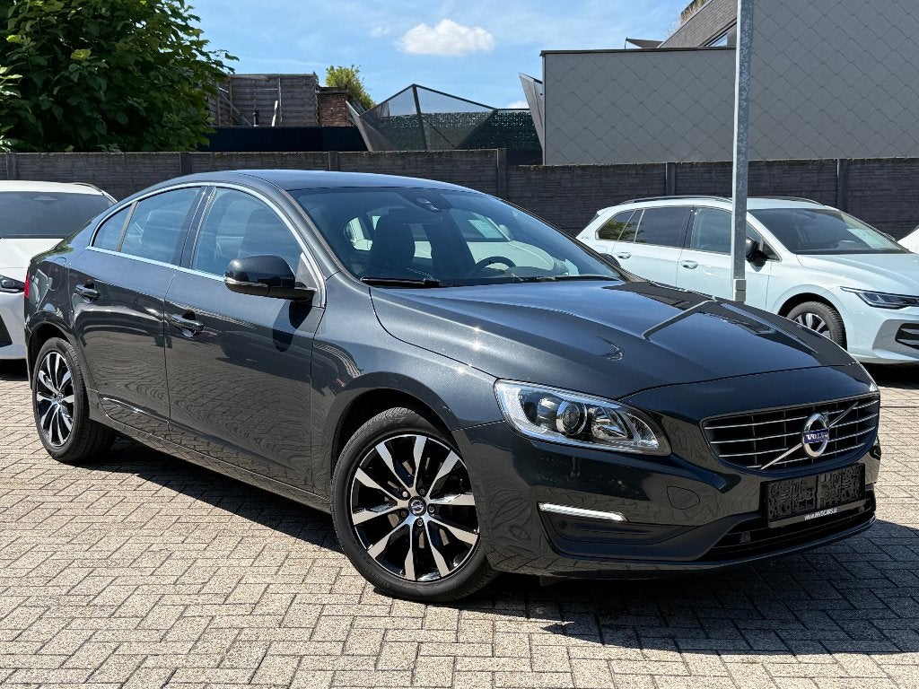Volvo S60 T3 Momentum "Navigatie/Camera/Trekhaak", 1969 cc, Bedrijf, 131 g/km, Zilver of Grijs