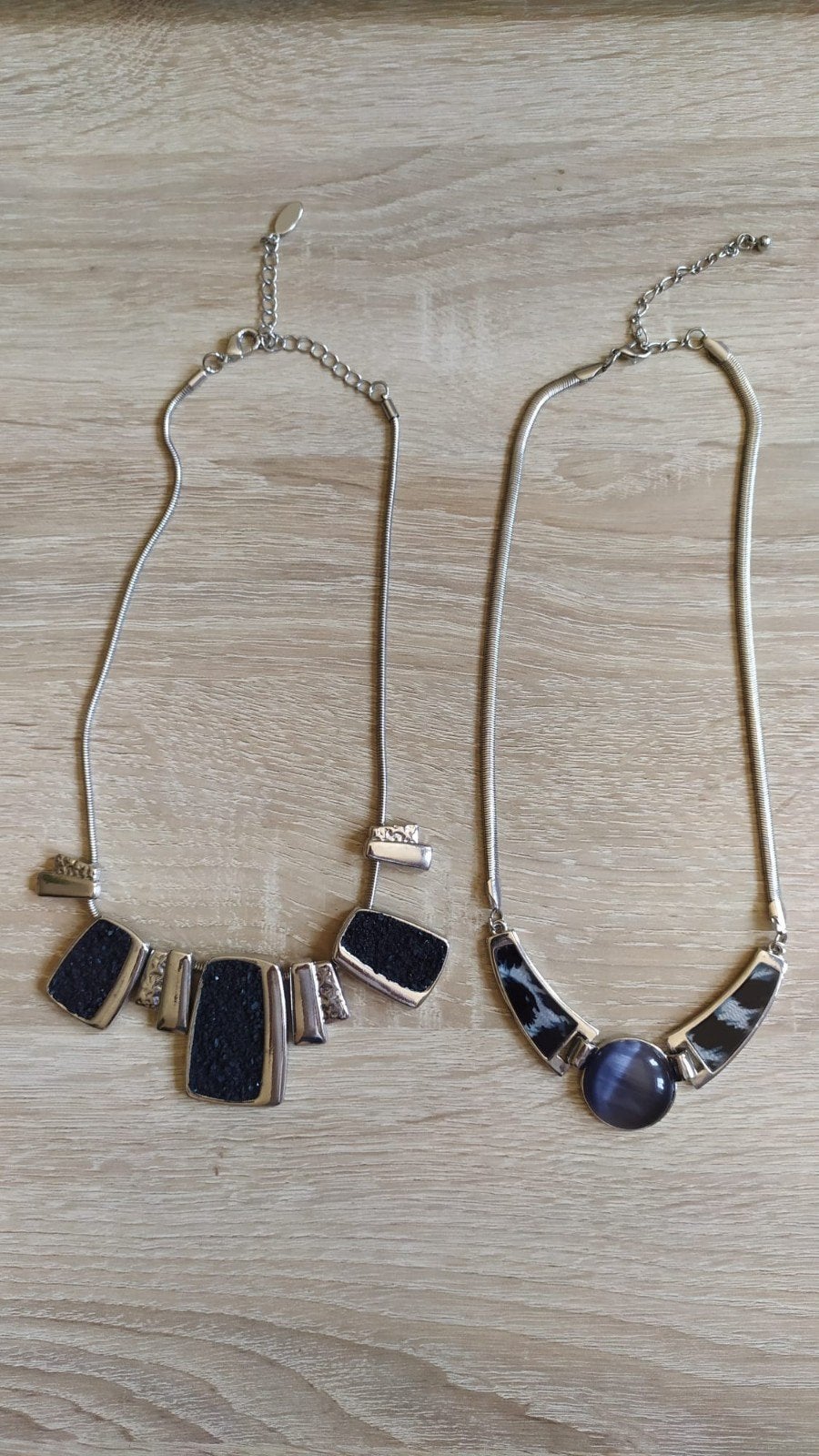 Lot de 2 colliers plastrons. État neuf, Neuf, Enlèvement ou Envoi, Bleu, Autres matériaux