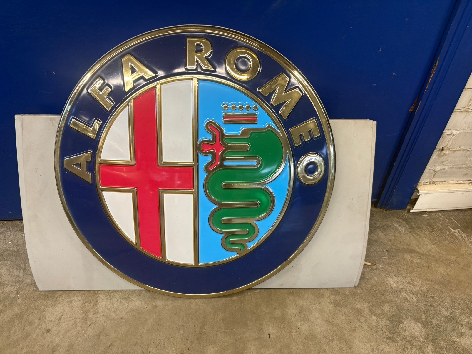 Enseigne lumineuse alfa romeo, Enlèvement