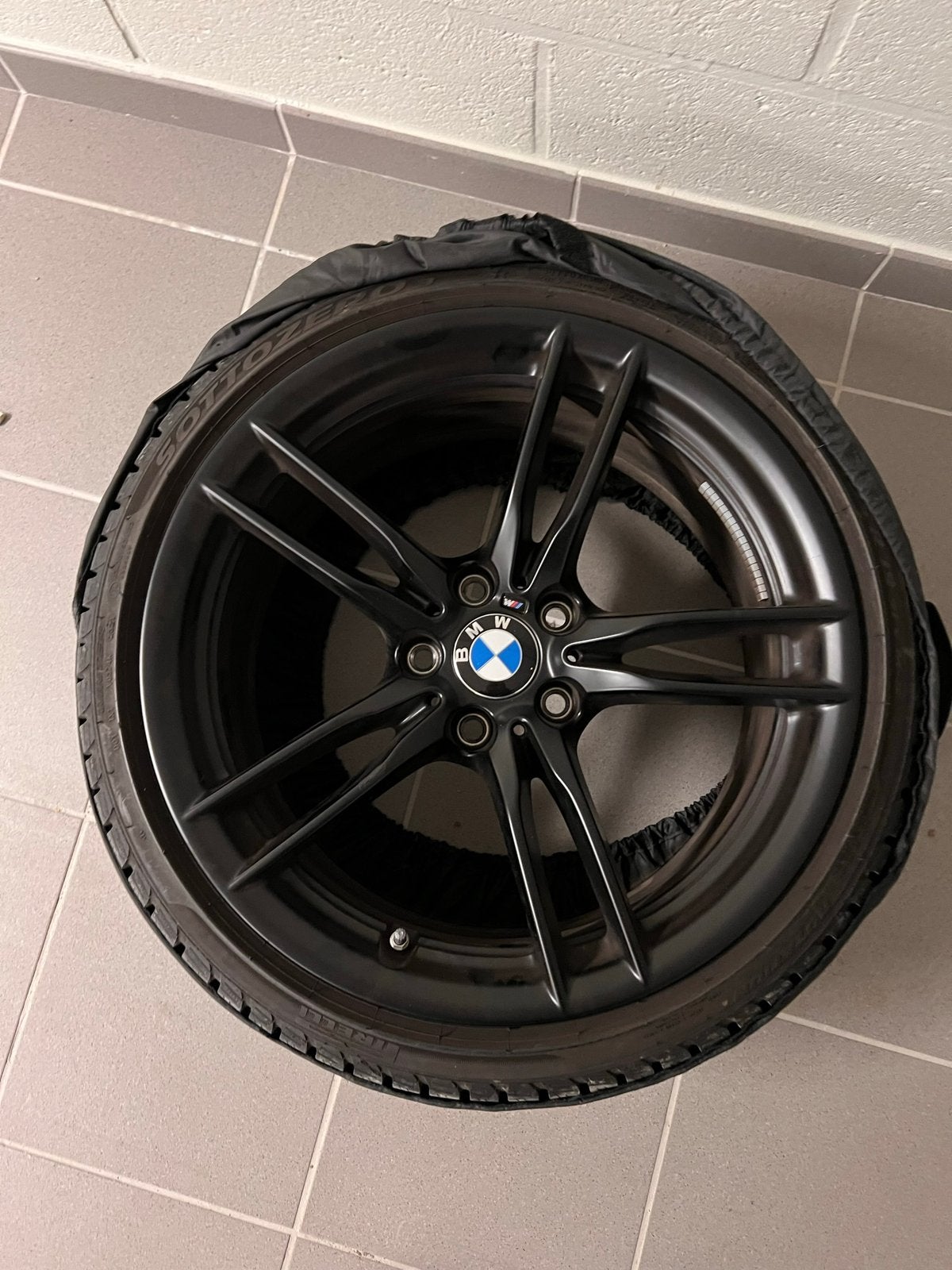 Jantes et pneus hiver origine BMW M -F87-F32-F33-F36-F10-E60, Enlèvement, 19 pouces, Pneus hiver, Jante(s)