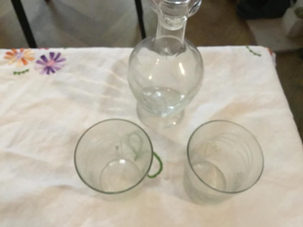 2Karaffen met 2 bijpassende glazen met motief gegraveerd, Antiek en Kunst, Ophalen