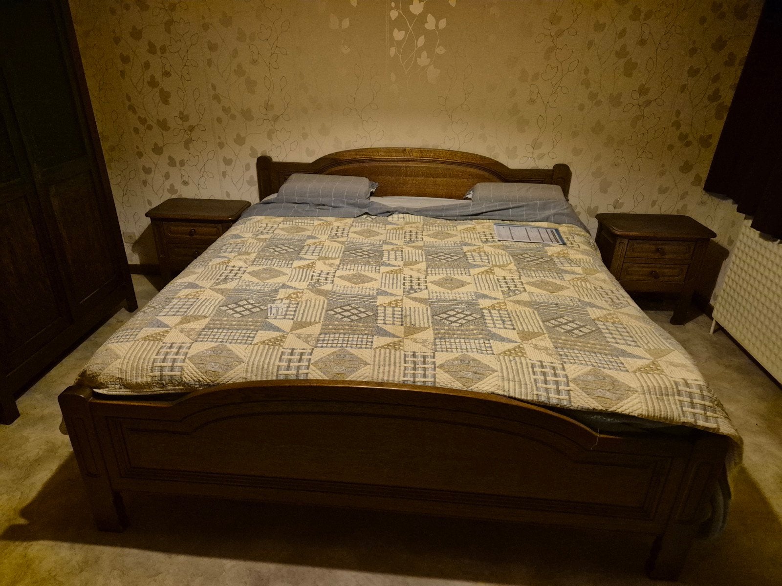 ​Chambre à coucher complète en chêne massif (sans matelas), Enlèvement, Comme neuf, Queen size, Rustique