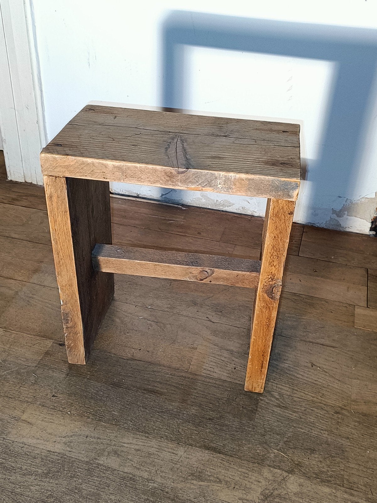 Tabourets en bois, Enlèvement