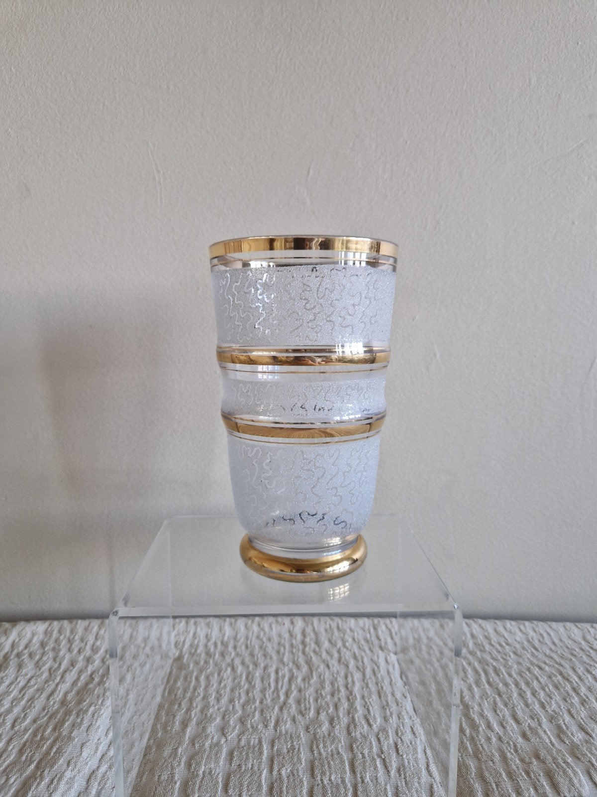 vase en verre givré blanc rehaussé de doré 
Années 50-70, Enlèvement ou Envoi