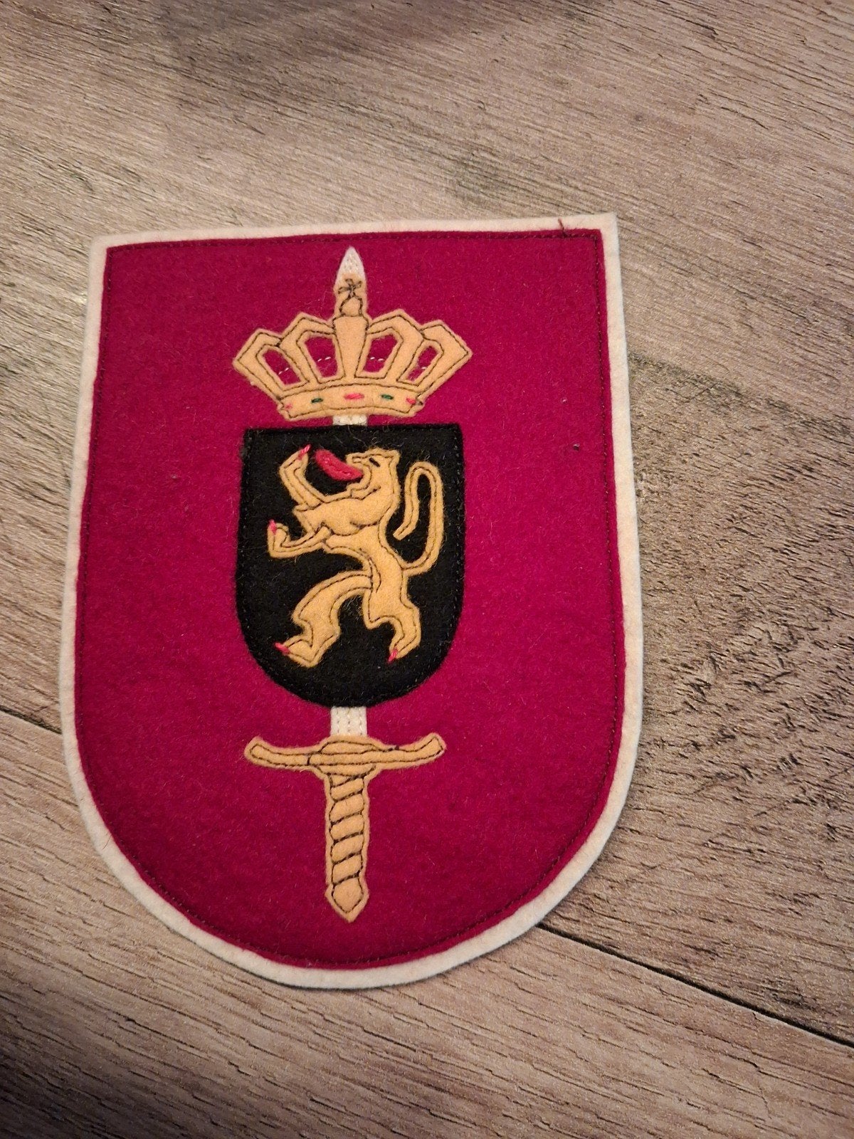 vilten schouderembleem koninklijke militaire school, Verzamelen, Verzenden