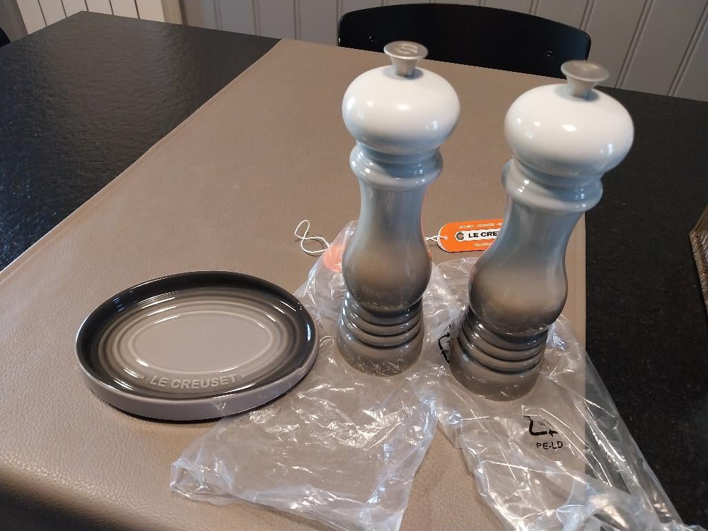 Peper en zoutmolen en lepelhouderLe Creuset Mist Grey 21 cm, Huis en Inrichting, Le Creuset, Overige typen, Kunststof, Ophalen of Verzenden