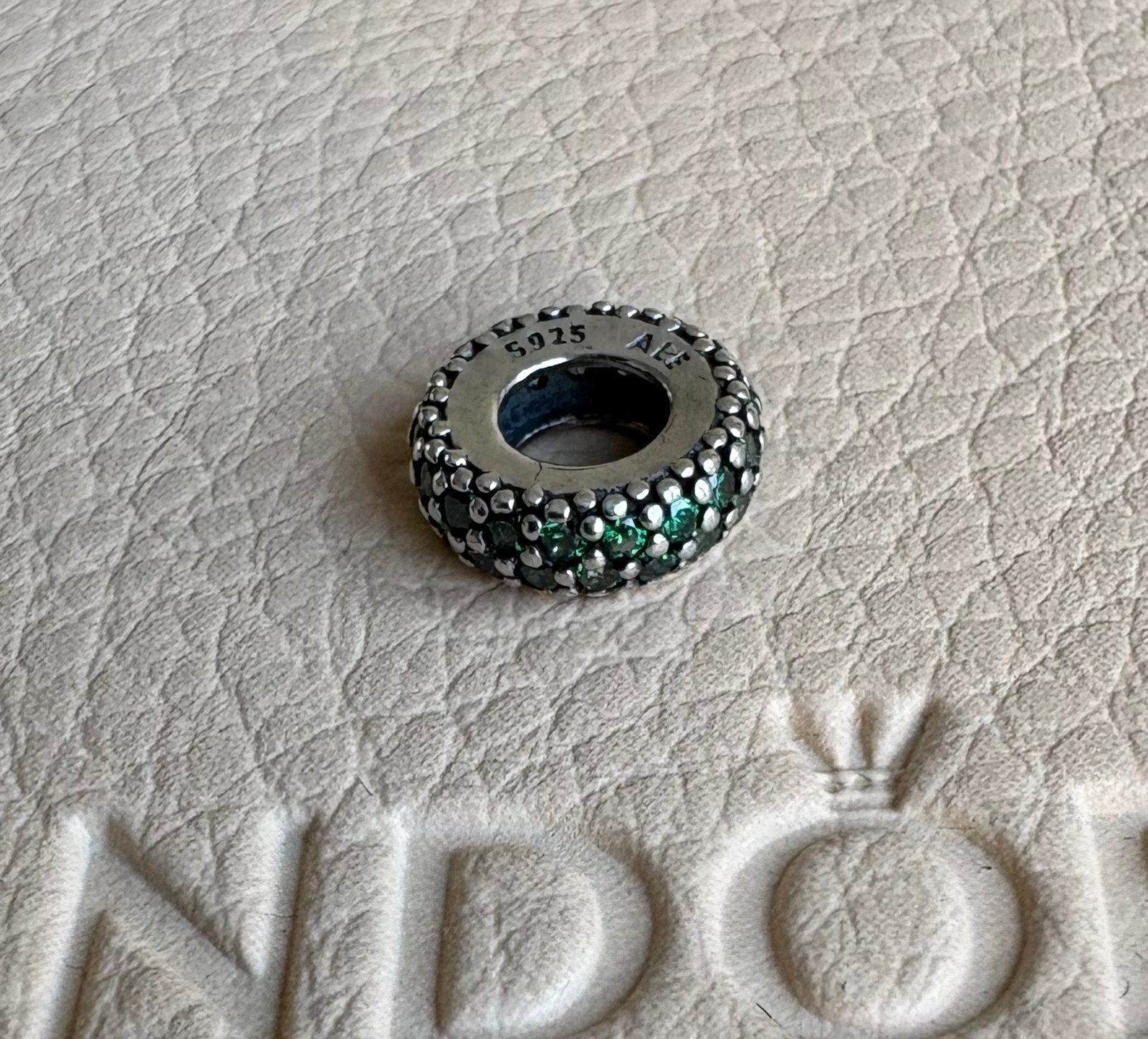 Pandora groene pavé spacer, Bijoux, Sacs & Beauté, Bracelets à breloques, Neuf, Enlèvement ou Envoi, 1 bracelet à breloques, Pandora