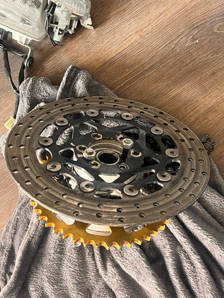 Suzuki Hayabusa Achterwielnaaf met Tandwiel en Remschijf, Fietsen en Brommers, Brommeronderdelen | Algemeen, Ophalen of Verzenden