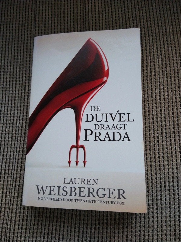 De duivel draagt prada lauren weisberger, Boeken, Romans, Verzenden, Zo goed als nieuw, Europa overig