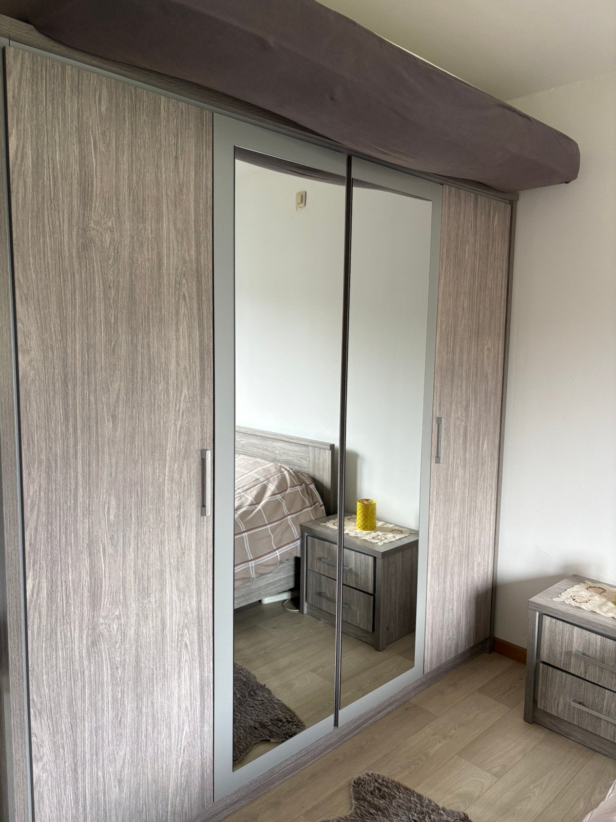 Chambre adulte lit/armoire/commode/chevet, Enlèvement, Utilisé
