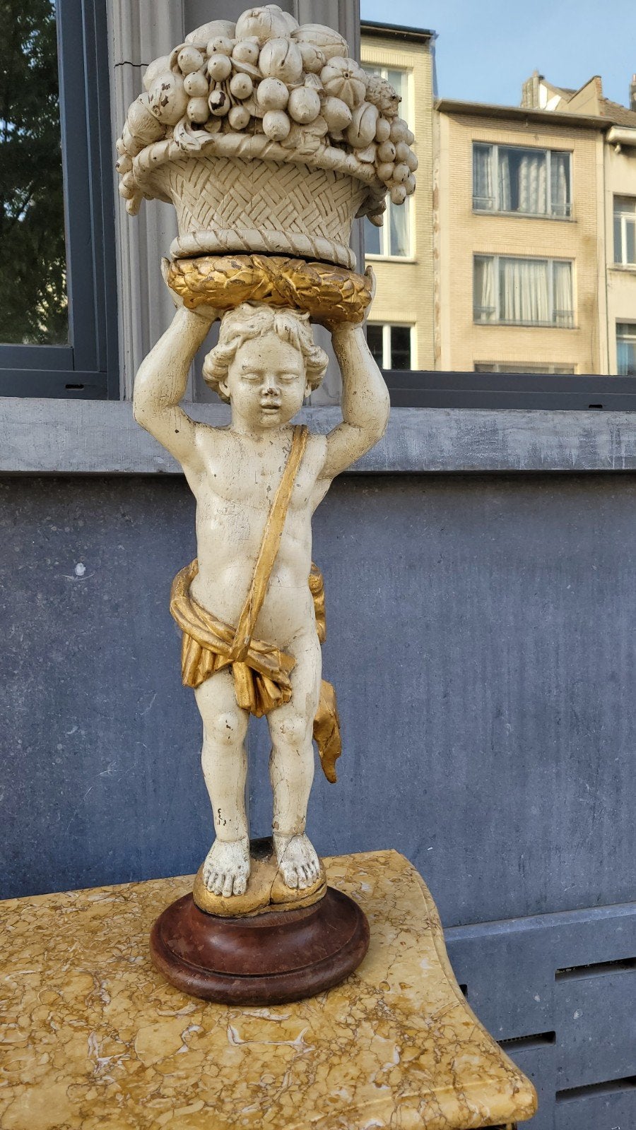 Een antieke sculptuur in gepolychromeerd en deels gedoreerd, Ophalen, Hout
