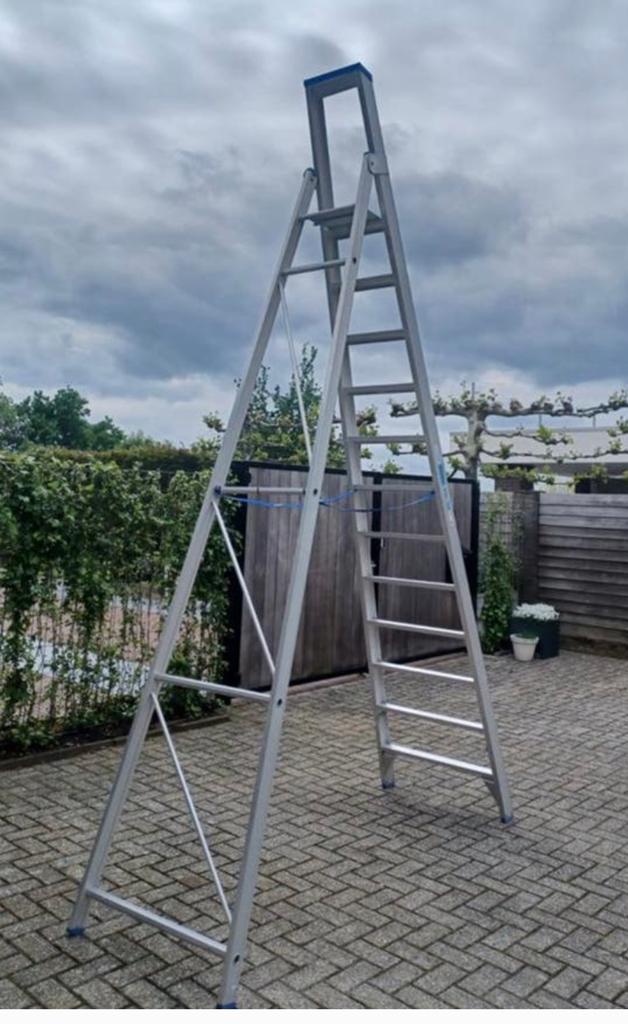 TRAPLADDER SOLIDE ALUMINIUM DEGELIJK, Ophalen of Verzenden, Zo goed als nieuw, Ladder