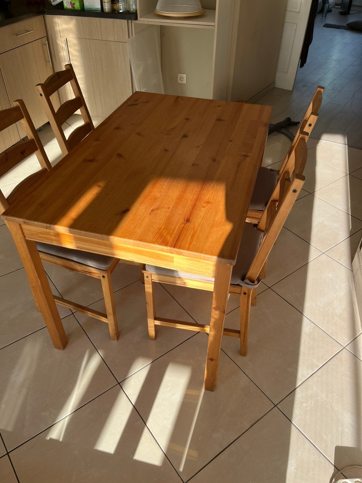 Houten tafel van IKEA met 4 stoelen., Ophalen of Verzenden, Zo goed als nieuw
