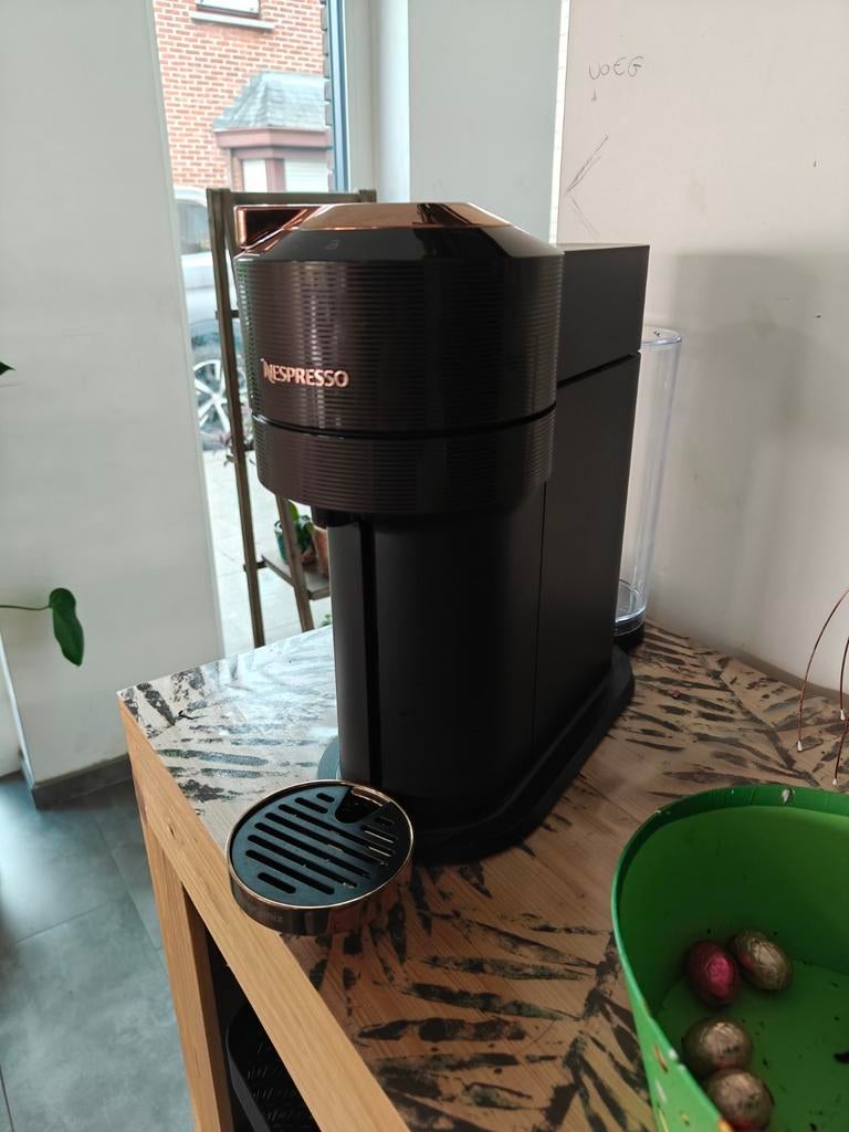 Machine à café Nespresso Vertuo. Bon état. + Stock de gobele, Enlèvement