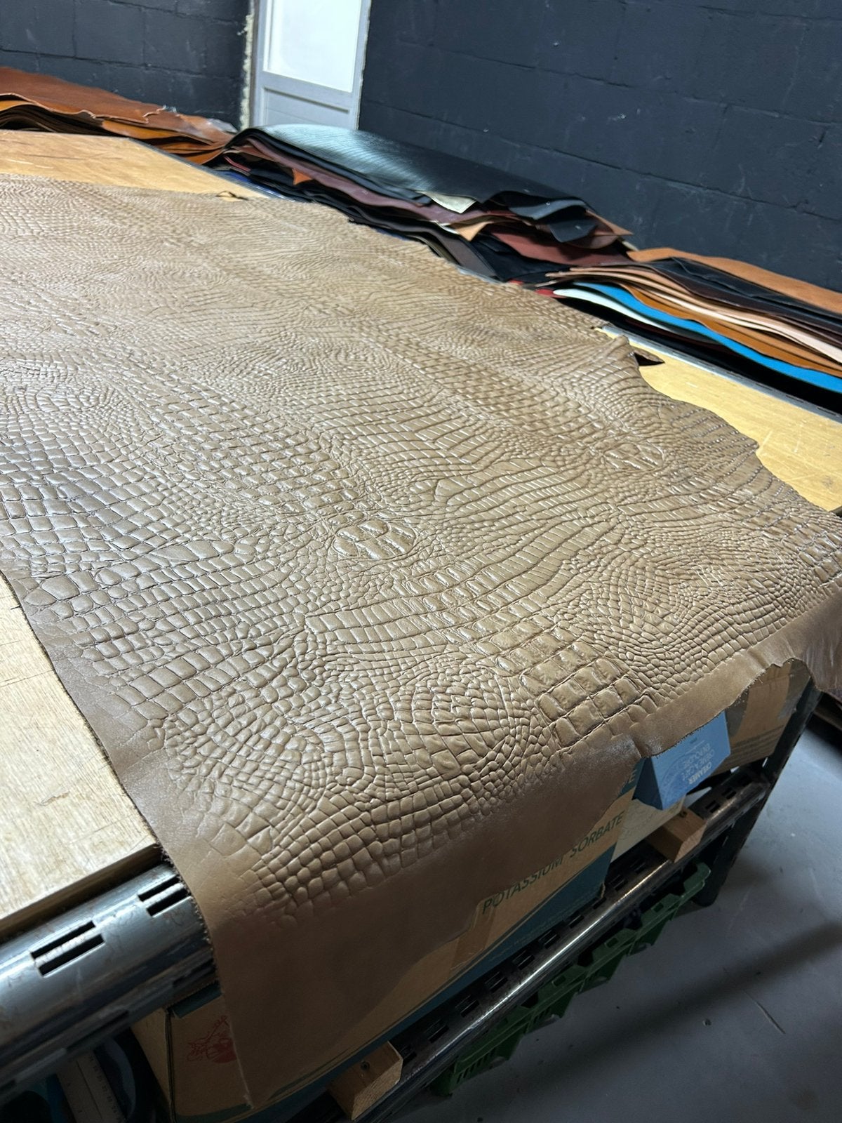 Taupe kleur leer lap met kroko print 1.3 mm dikte soepel p-2, Ophalen of Verzenden, Zo goed als nieuw