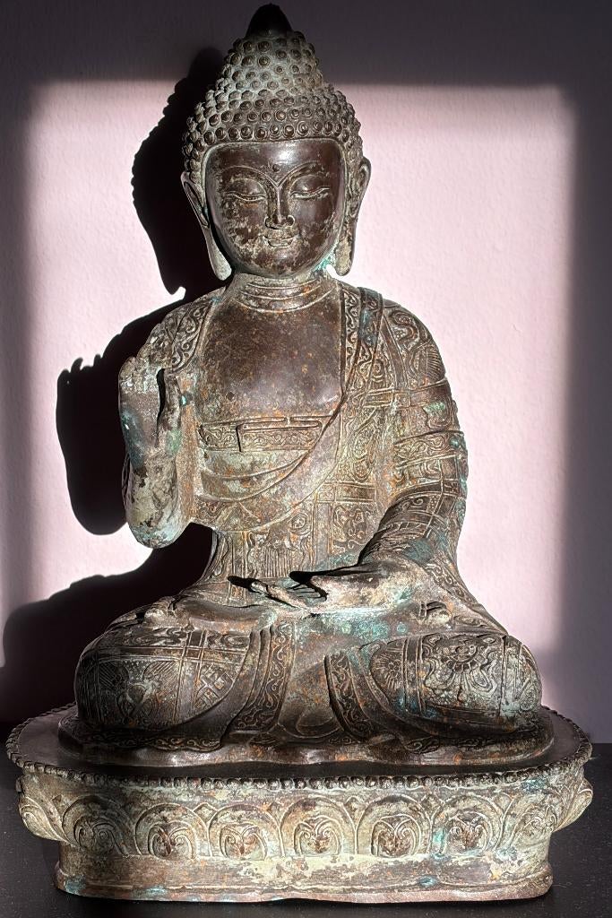 Grand Ancien Bouddha en Bronze Patiné de Chine, Antiquités & Art, Enlèvement ou Envoi