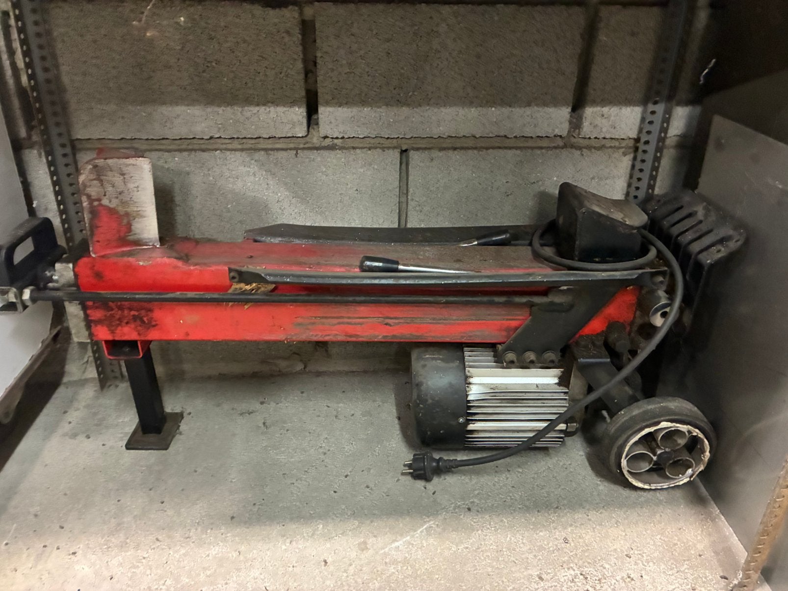 Houtkliefmachine 7 ton, Ophalen