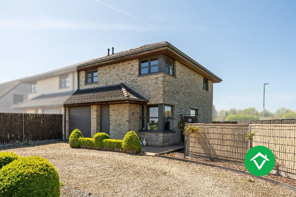 Recente woning (2011) met 3 slaapkamers, inpandige garage, 500 tot 1000 m², 176 m², 3 kamers, Hoekwoning