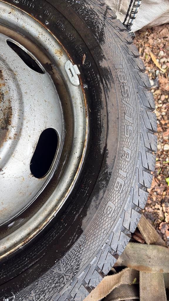 2 x winterbanden nieuw op velg nord frost van 185/75 r 16 c, Ophalen, Zo goed als nieuw