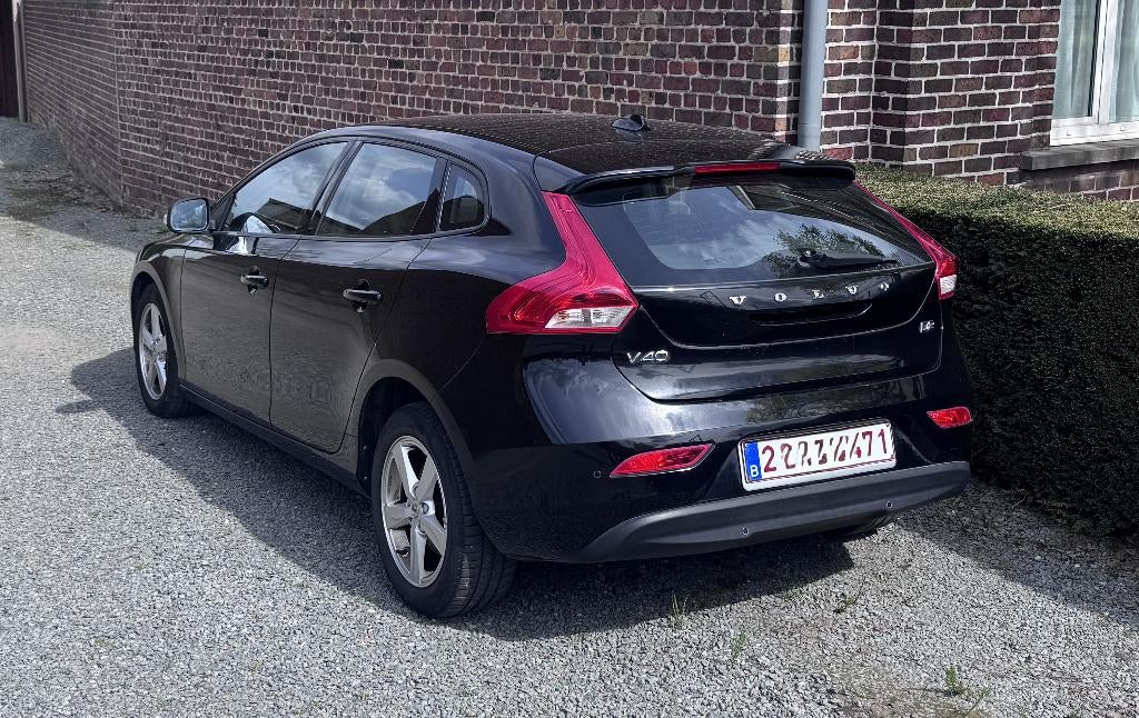 Volvo V40 D2, Autos, Volvo, Cuir, Achat, Entretenue par le concessionnaire, Noir