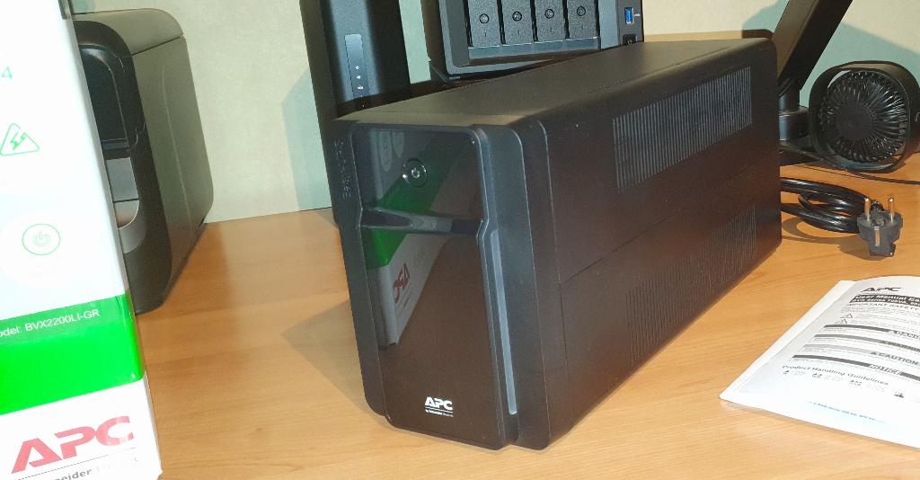 APC Easy UPS 1200Watt - 2200VA, Informatique & Logiciels, Alimentations de secours (UPS), Enlèvement, Comme neuf