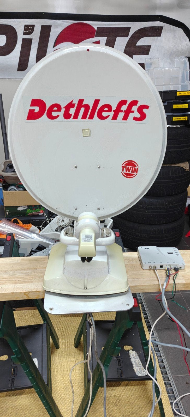 Teleco 65 cm automatische satellietantennes, Ophalen