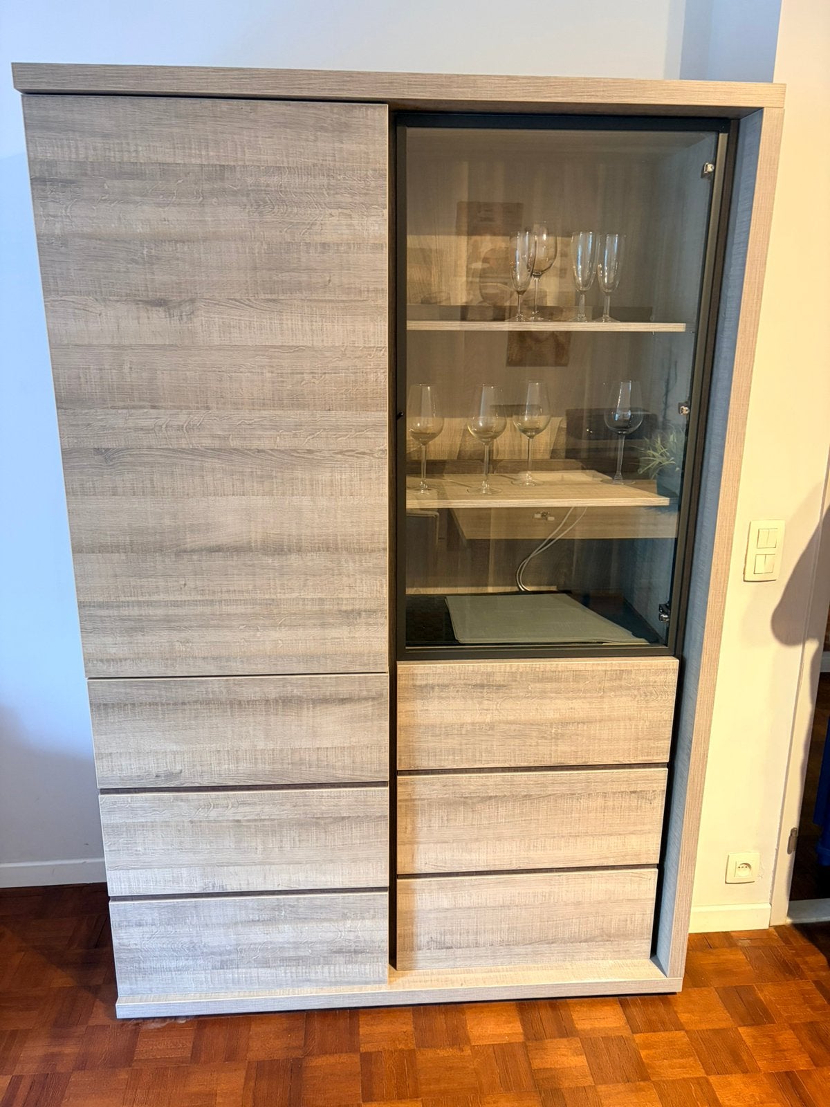 Vitrinekast, Huis en Inrichting, Ophalen, 150 tot 200 cm, Met lade(s), Zo goed als nieuw