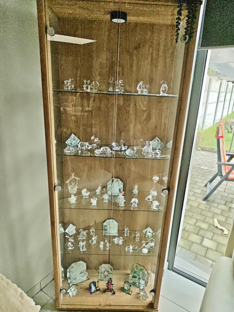 Vitrine kast met glazen beeldjes, Huis en Inrichting, Kasten | Vitrinekasten, Ophalen