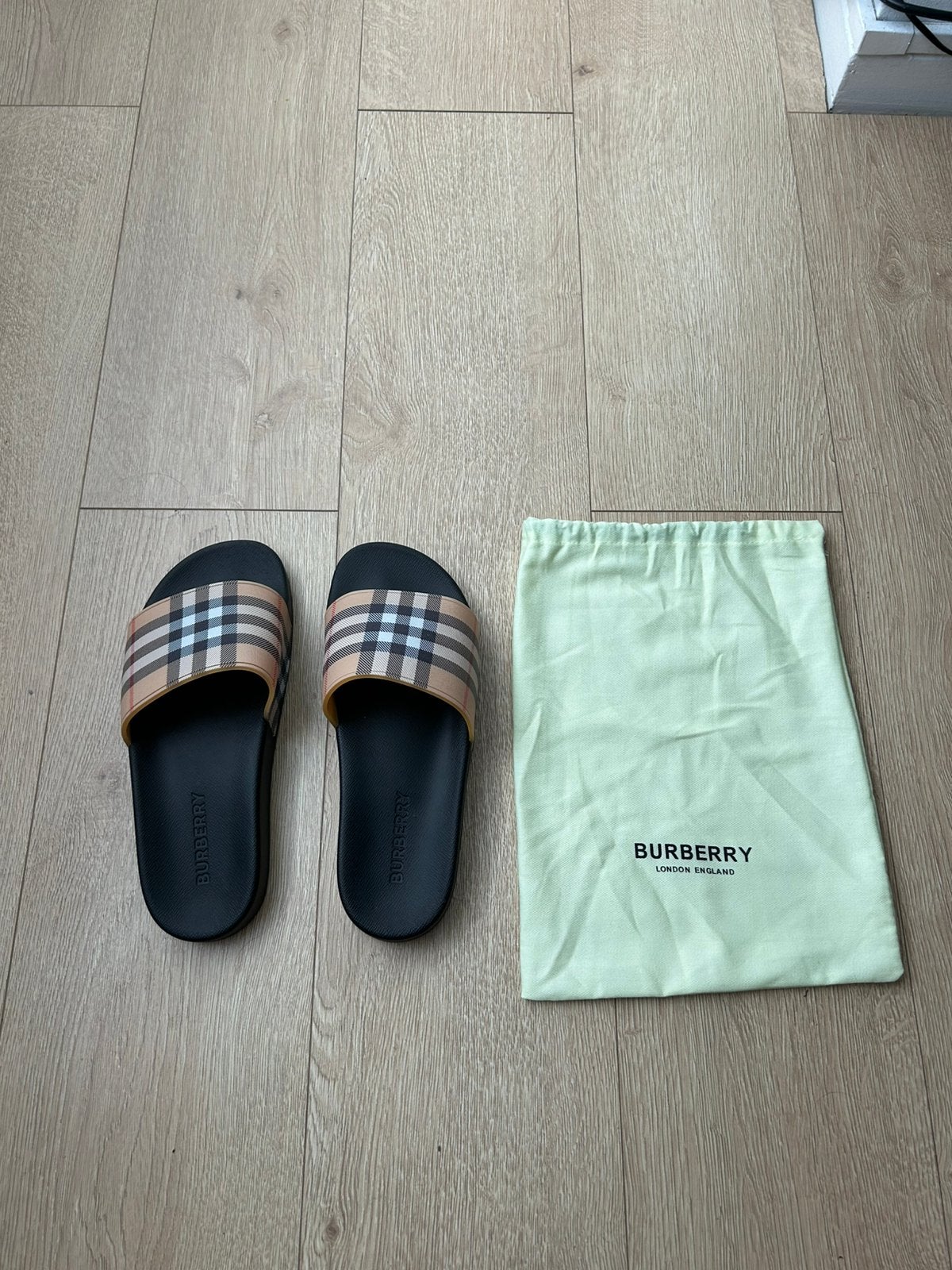 Claquettes burberry 42, Vêtements | Hommes, Enlèvement, Neuf, Noir