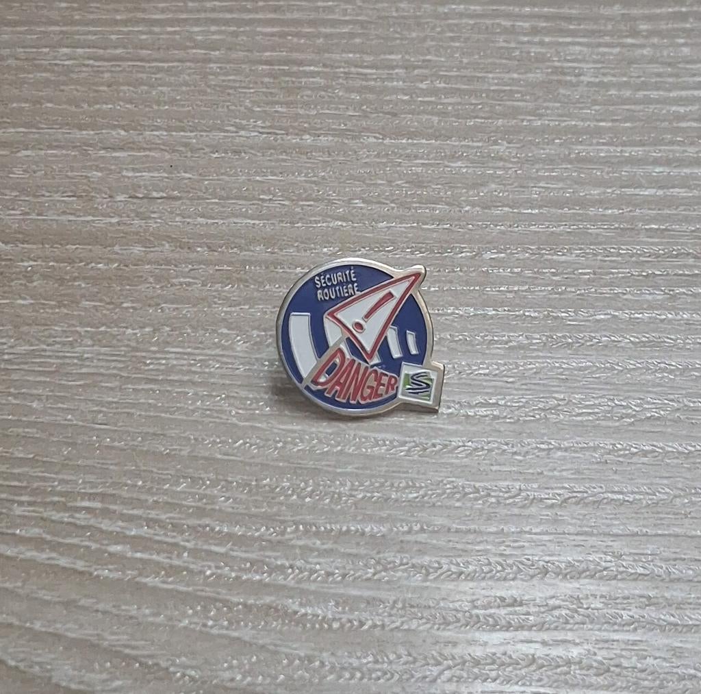 PIN - DANGER - SECURITE ROUTIERE, Envoi, Utilisé, Transport, Insigne ou Pin's