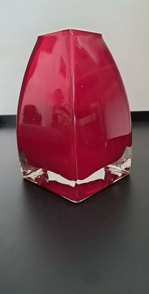Vierkante vazen van geblazen glas, Huis en Inrichting, Woonaccessoires | Vazen, Ophalen of Verzenden, Minder dan 50 cm, Rood, Glas
