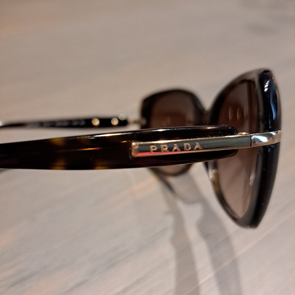 Prada zonnebril te koop, Handtassen en Accessoires, Zonnebrillen en Brillen | Dames, Ophalen, Zonnebril, Zo goed als nieuw, Prada