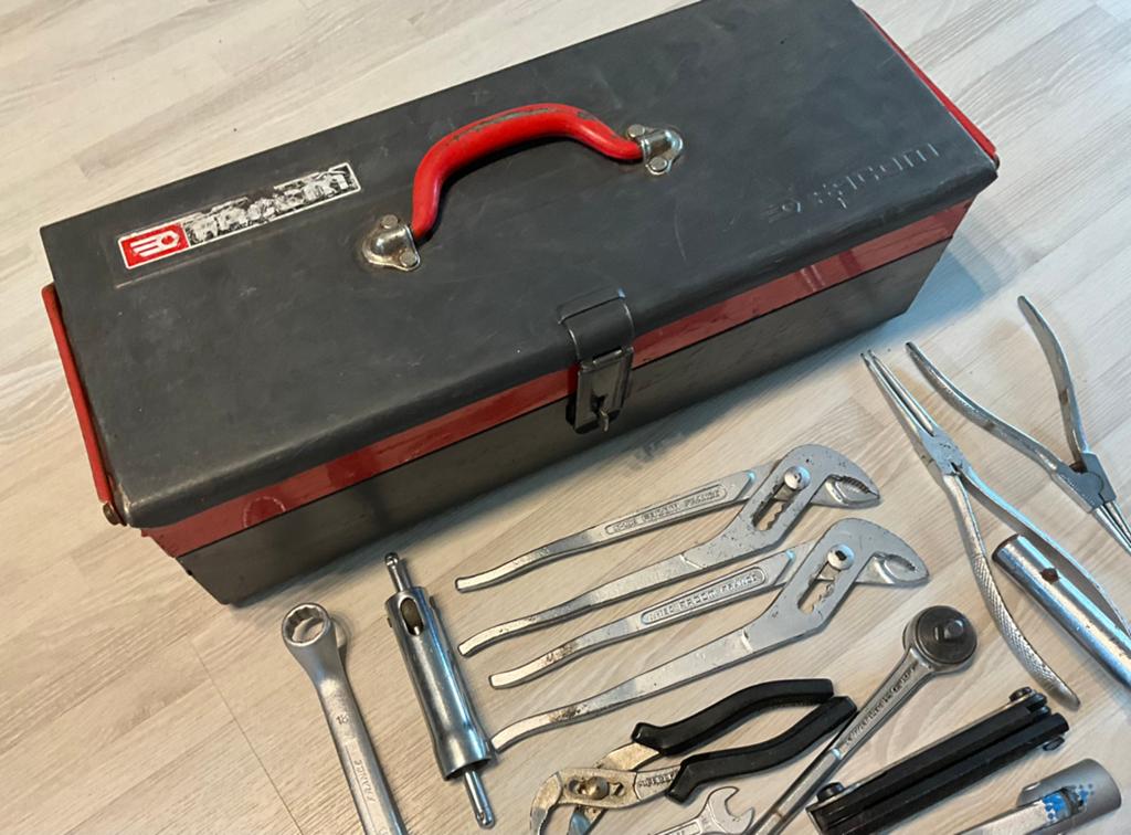 Boîte FACOM avec outils FACOM et accessoires pompe à graisse, Enlèvement, Utilisé