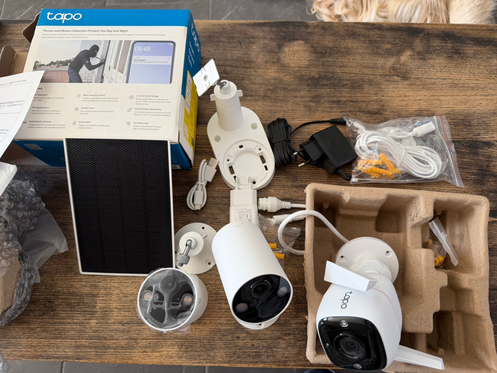 Lot de 3 cameras NEUVES! Tapo wifi + 2 petits pan solaires, TV, Hi-fi & Vidéo, Enlèvement, Comme neuf