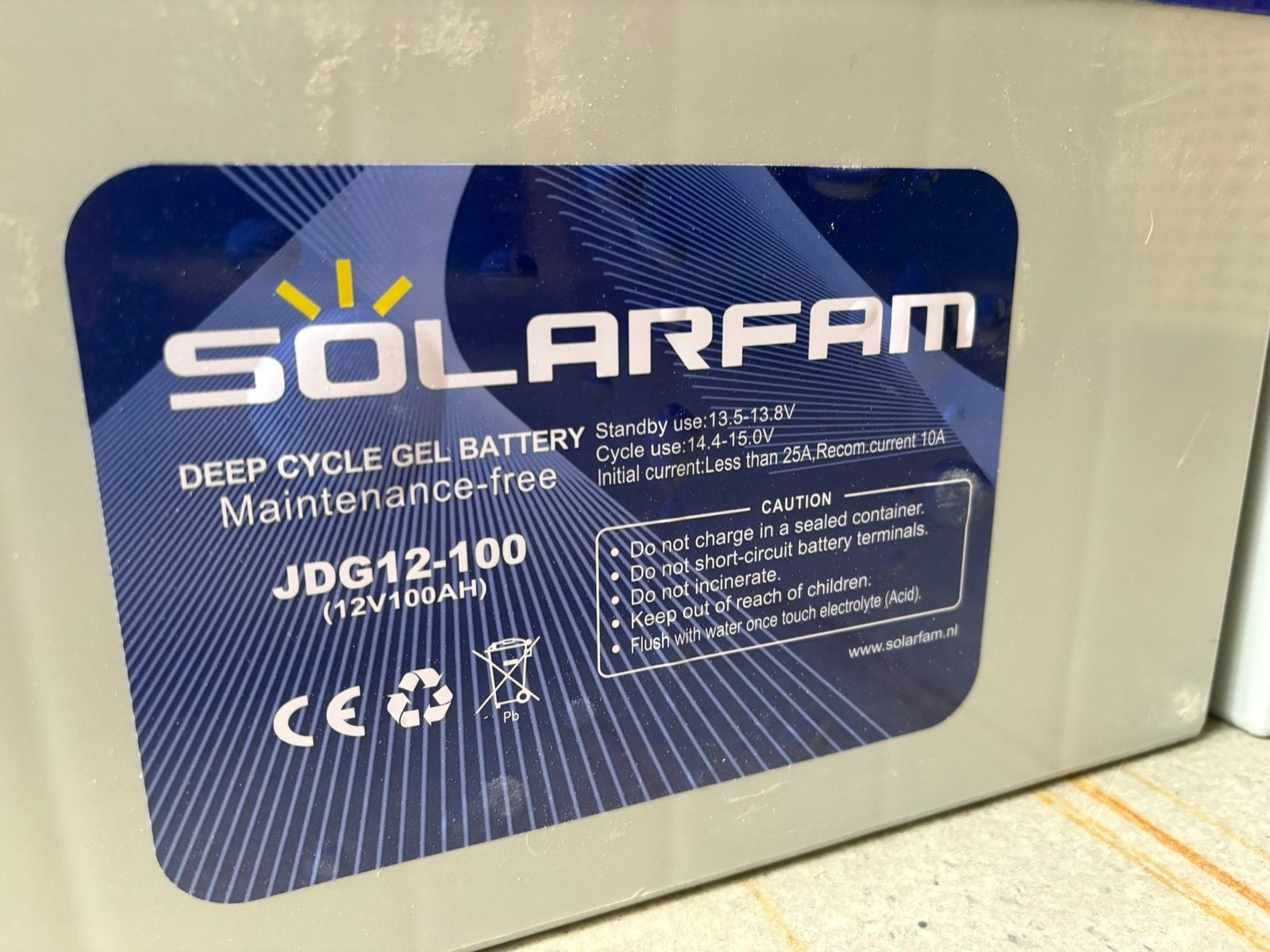 4x 100ah gel accu’s, mppt en Victron Cyrix-CT