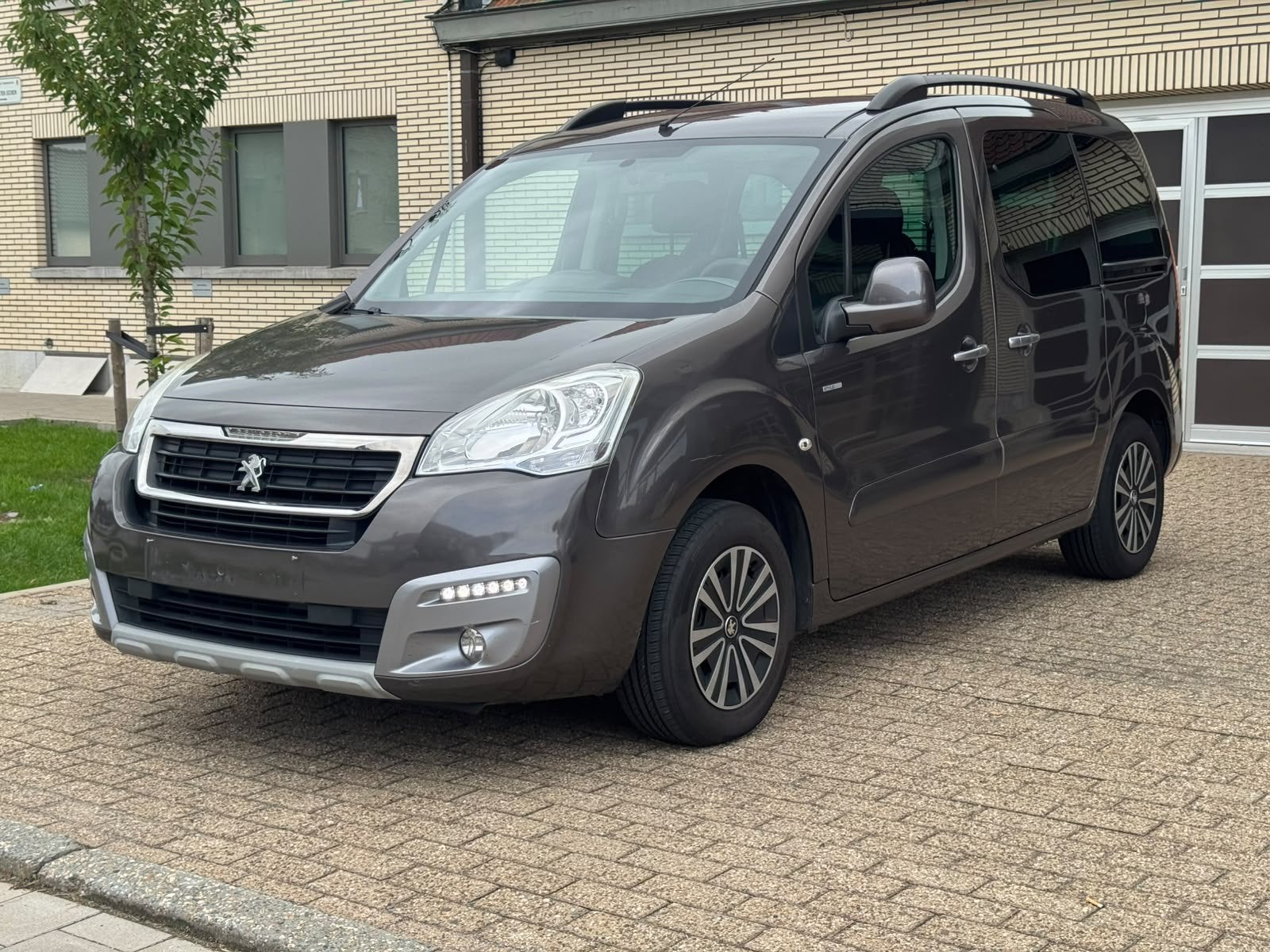PEUGEOT PARTNER / FACELIFT! / STYLE! / EURO 6b! / GEKEURD!, Auto's, Voorwielaandrijving, Dealer onderhouden, Parkeerassistent