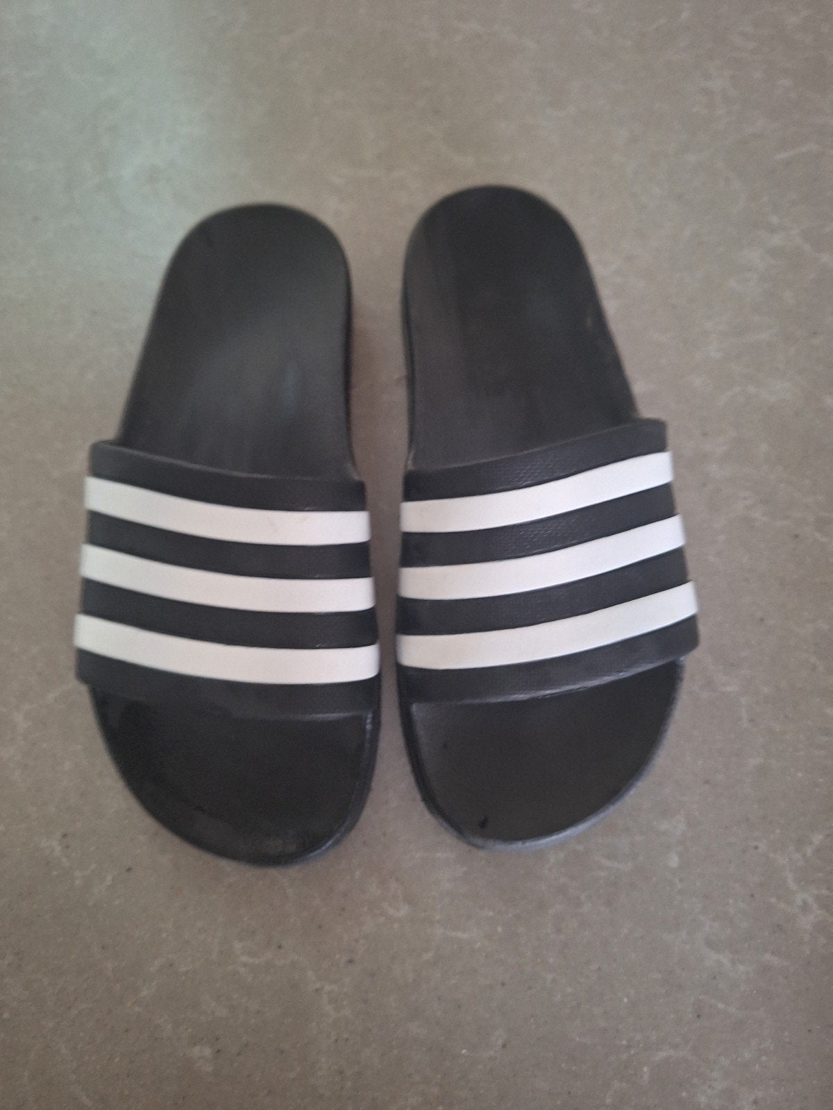 Adidas badslippers, Vêtements | Hommes, Enlèvement, Noir