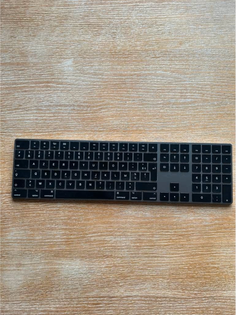 Clavier Apple AZERTY avec numérique, Informatique & Logiciels, Claviers, Comme neuf, Azerty, Sans fil, Récepteur sans fil, Pavé numérique