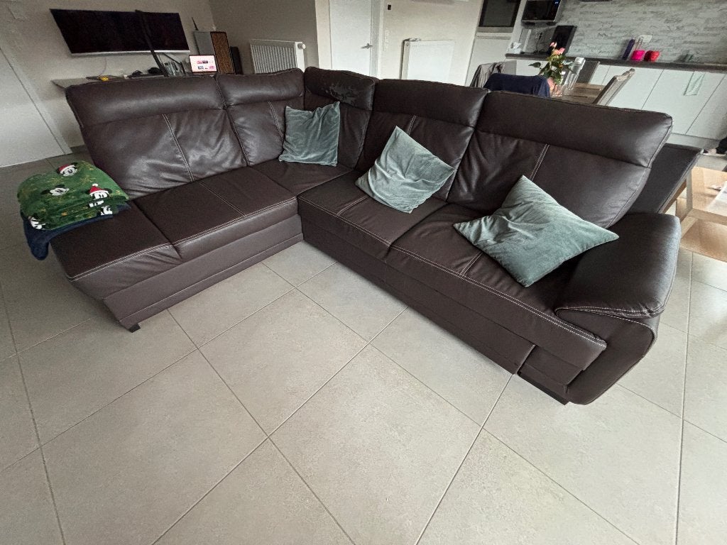 Ruime hoekzetel te koop met bedfunctie en opbergruimte, Enlèvement, Utilisé, Synthétique, Hoekzetel in donkerbruin nubuck leder, met wit stiksel