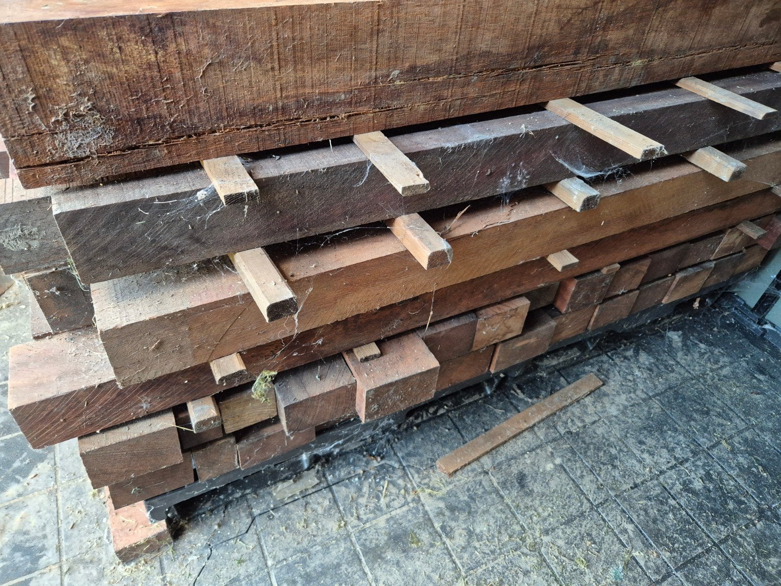 lot van ongeschaafde hardhout balkjes. padoek, meranti,  ..., Doe-het-zelf en Bouw, Ophalen