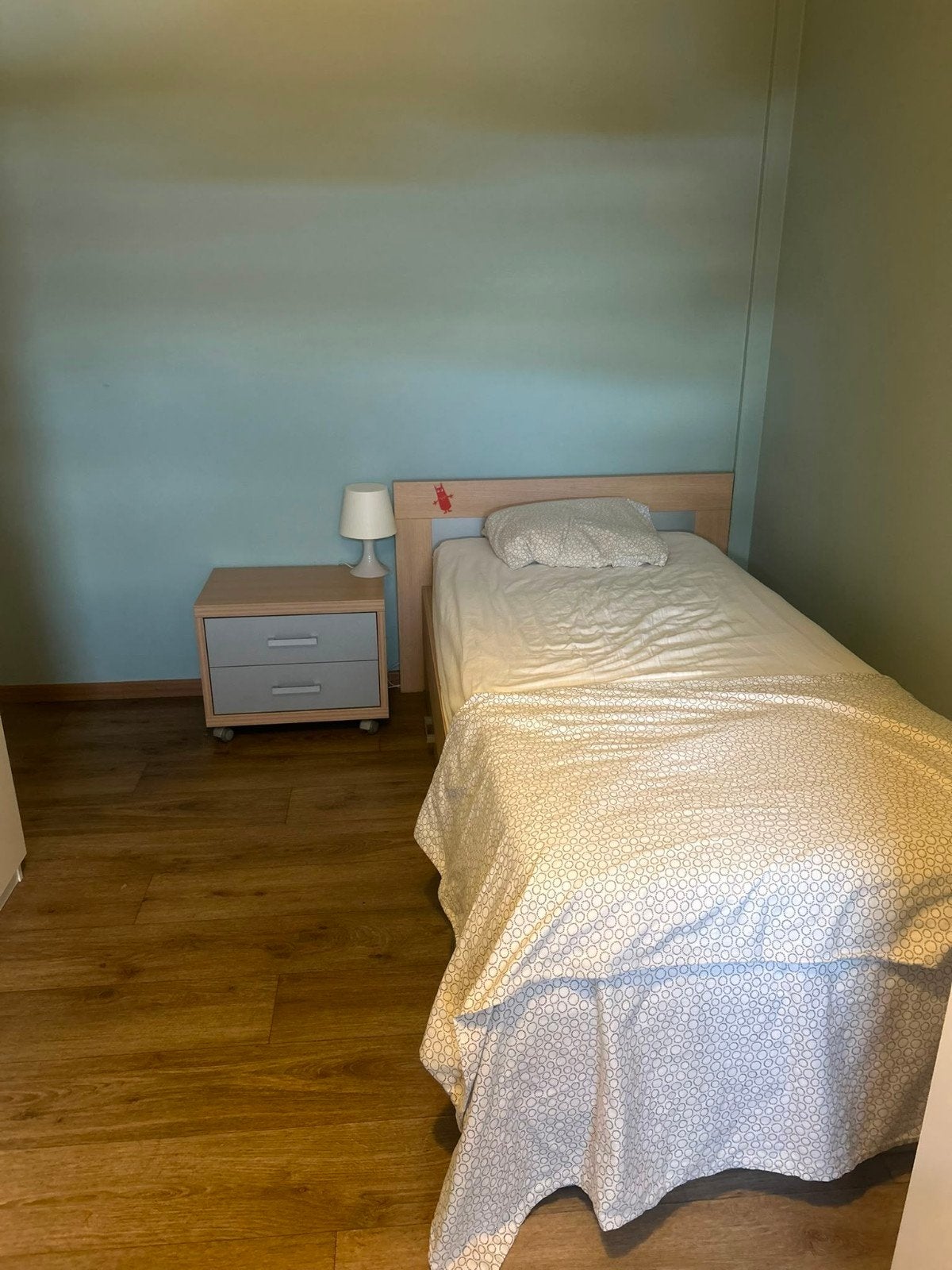 In perfecte staat.  1 persoonsbed met nachtkastje en bureau, Huis en Inrichting, Slaapkamer | Complete slaapkamers, Ophalen, Zo goed als nieuw