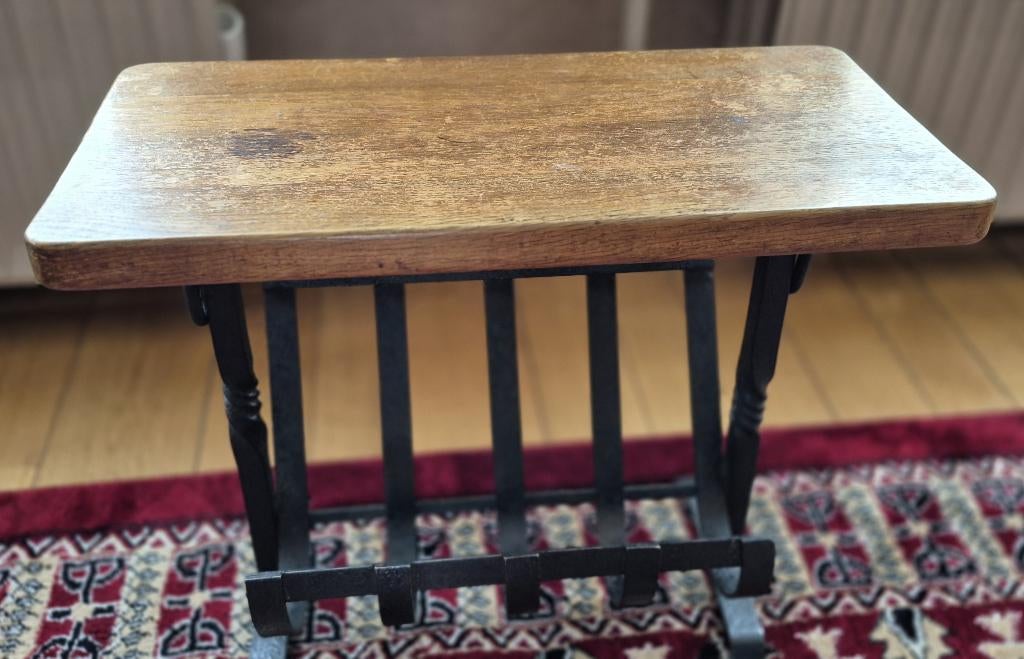 bijzettafel met krantenhouder, Huis en Inrichting, Woonaccessoires | Krantenbakken en Lectuurbakken, Ophalen, Gebruikt