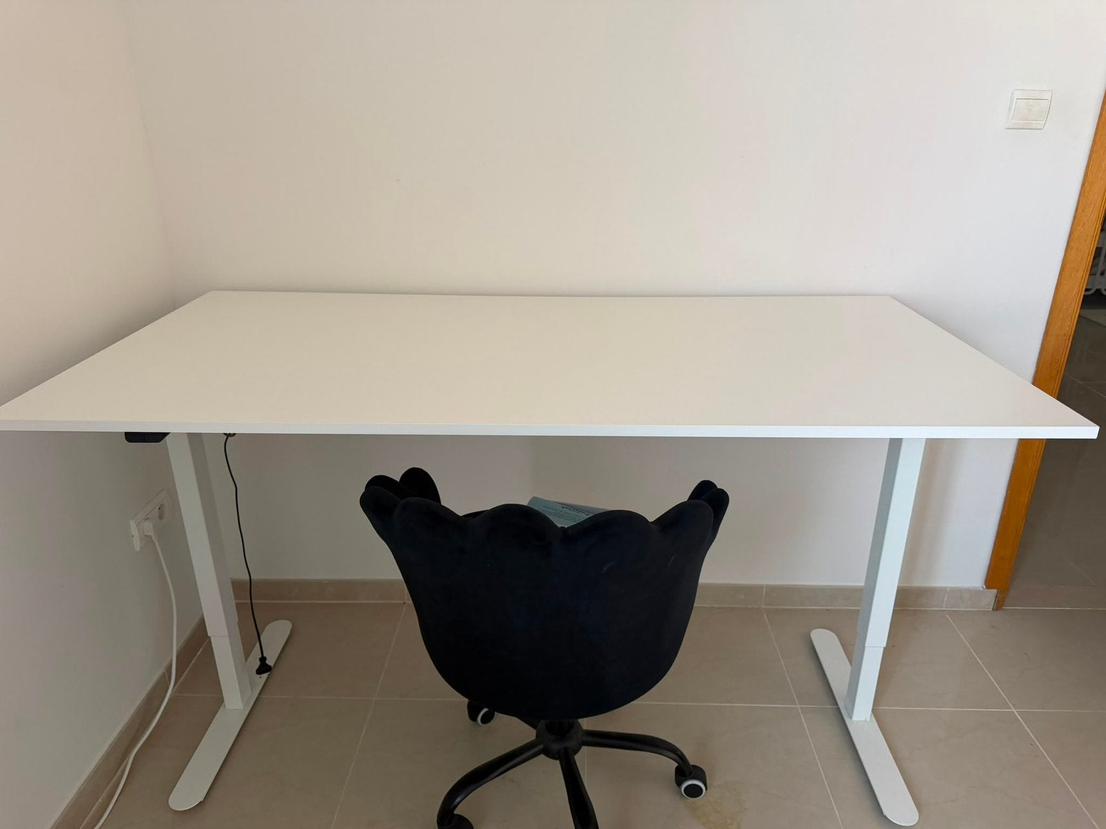 Verstelbare bureau, Huis en Inrichting, Ophalen, Elektrisch, Zo goed als nieuw, Jysk