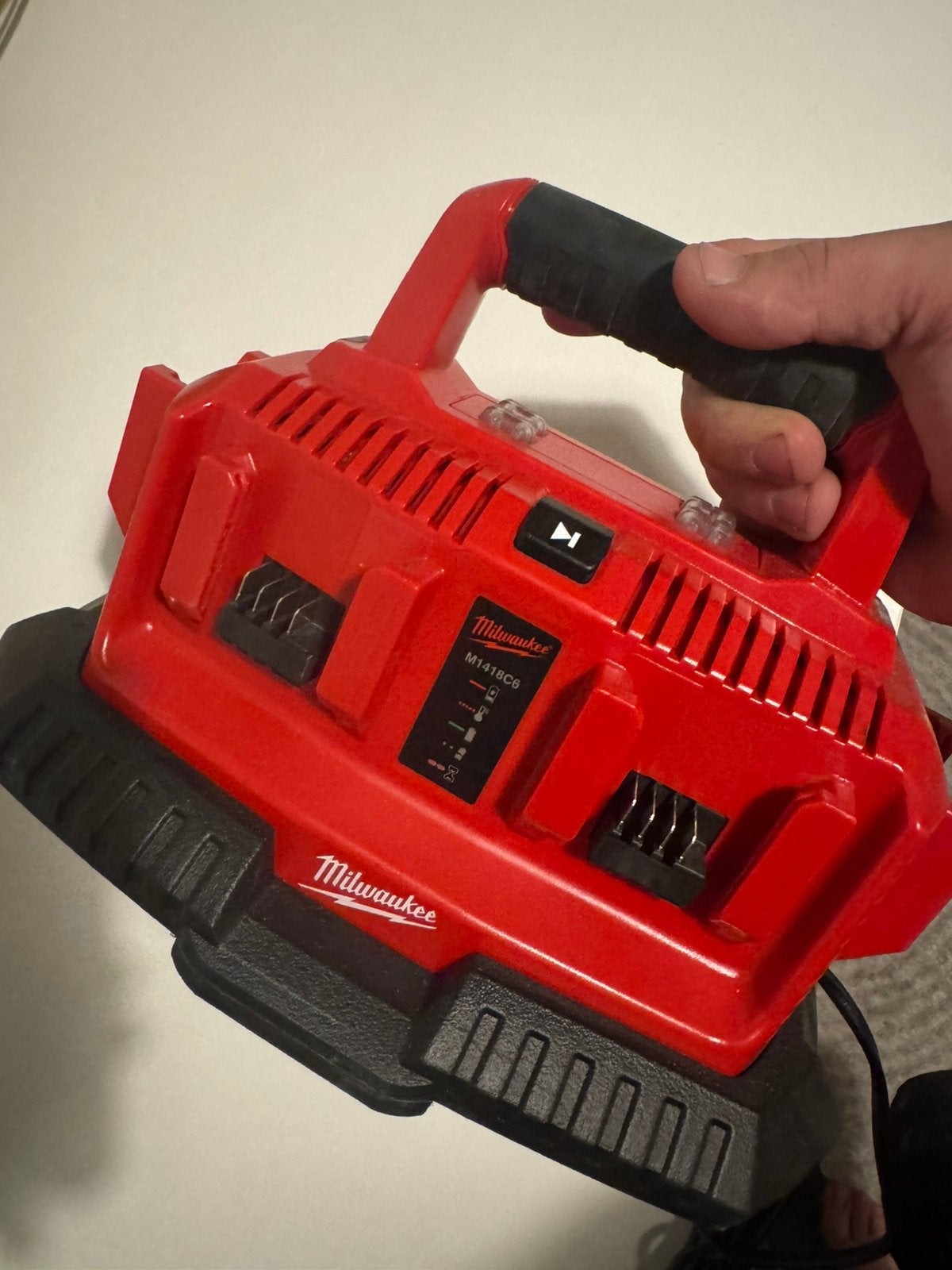 Chargeur Milwaukee 18v 6 batteries, Bricolage & Construction, Enlèvement, Neuf