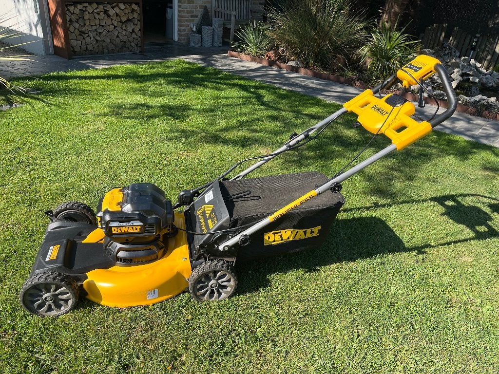 Accu Dewalt Grasmaaier 53CM, Ophalen, Accu-grasmaaier, Zo goed als nieuw, 50 cm of meer