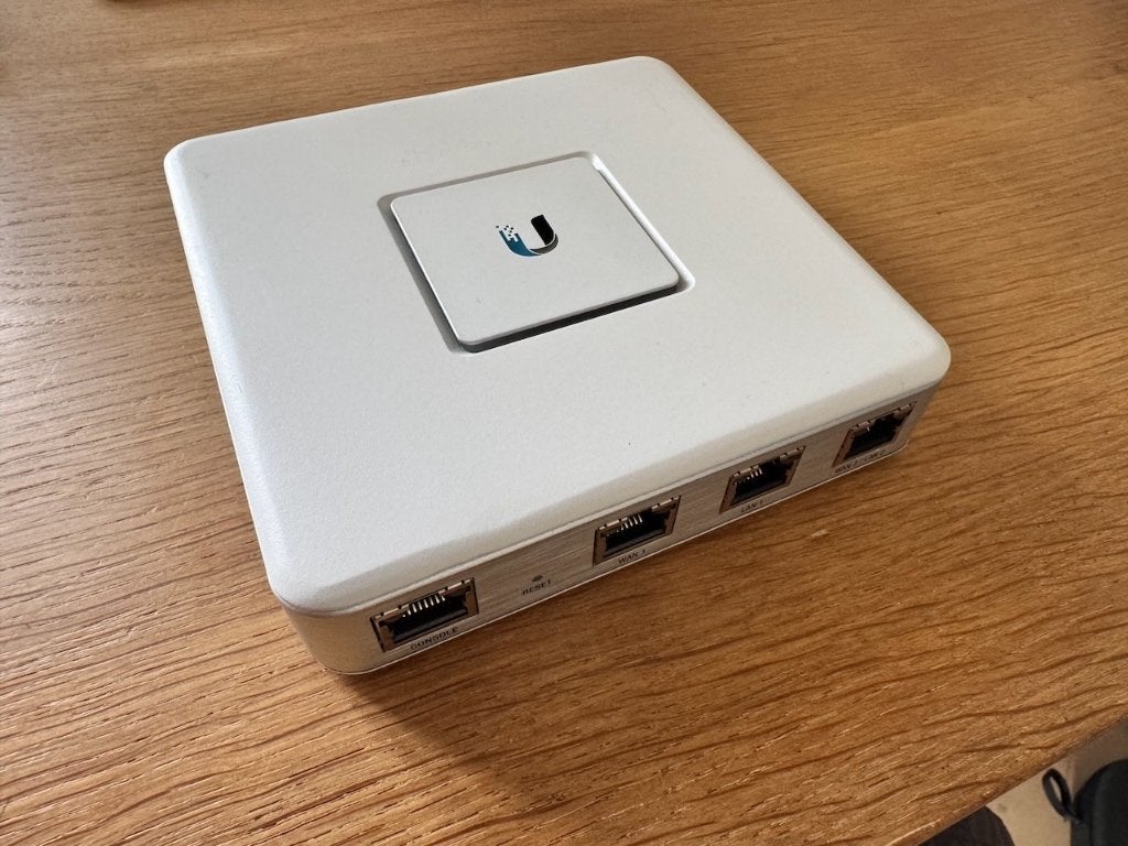 Ubiquiti Unifi Security Gateway (USG) router, Computers en Software, Routers en Modems, Ophalen of Verzenden, Zo goed als nieuw
