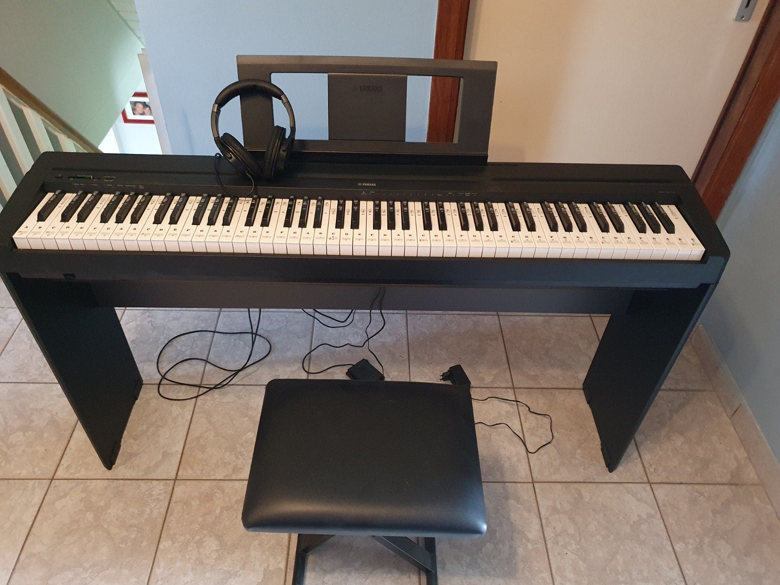 Yamaha p45 piano + meubilair, Ophalen, Zo goed als nieuw, Zwart, Piano