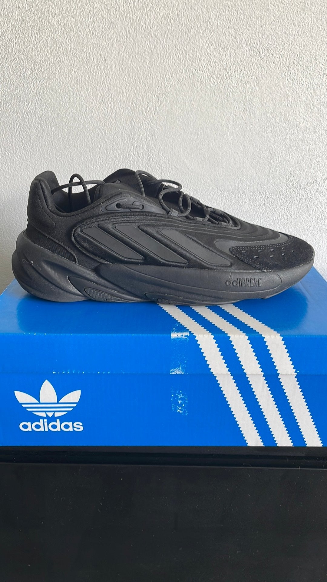 Adidas ozelia nouvelle taille 43, Enlèvement, Neuf