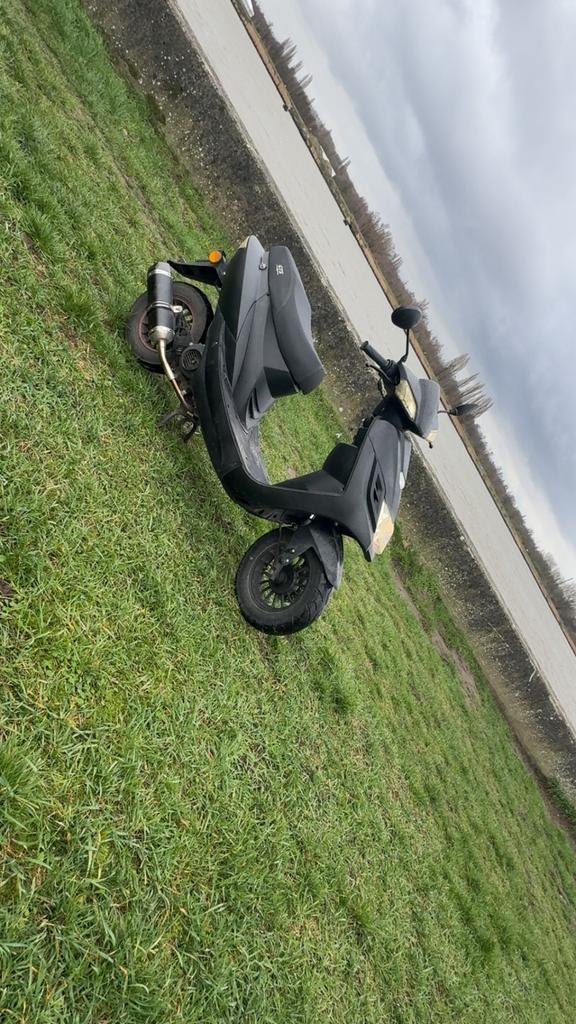Scooter 72cc gts thurbo, Fietsen en Brommers, Ophalen, Zo goed als nieuw, Benzine, Klasse A (25 km/u)