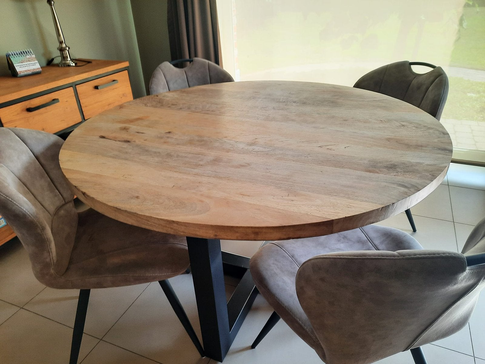 Ronde houten eettafel met 4 zachte stoelen, Ophalen, Gebruikt, 100 tot 150 cm, Rond